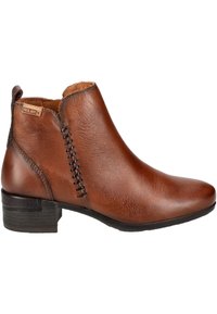 Stivaletto in pelle marrone con una texture liscia, punta arrotondata e cuciture decorative lungo il lato. Tacco basso a blocco.