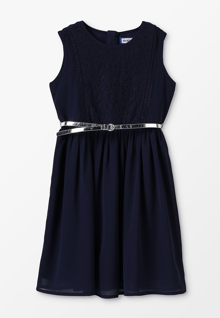 Námořnický modrý šat s krajkovým korzetem, bez rukávů a s rozšířenou sukní. Obsahuje stříbrný pásek v pase pro lepší detail.