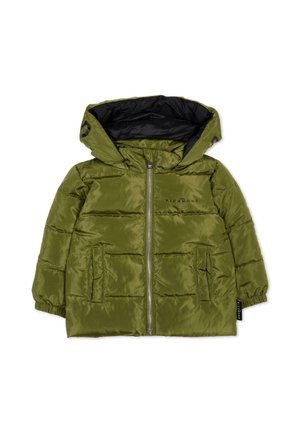Veste matelassée verte pour enfants avec capuche, fermeture éclair sur le devant, deux poches et poignets élastiqués, marquée du texte "Richmond" sur la poitrine et l'étiquette latérale.