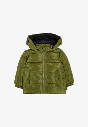 Veste matelassée verte pour enfants avec capuche, fermeture éclair sur le devant, deux poches et poignets élastiqués, marquée du texte "Richmond" sur la poitrine et l'étiquette latérale.