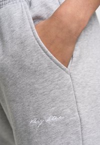 Graue Baumwoll-Sweatpants verfügen über eine Seitentasche und das weiß gestickte "Big Star"-Logo auf dem Oberschenkel. Weiche Textur und lässige Passform.
