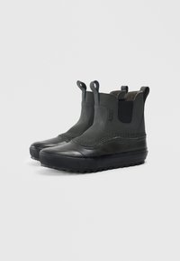 Botas de tobillo de cuero negro con superficie texturizada, paneles laterales elásticos y lengüetas de tira. Suela de goma gruesa con dibujo para agarre.