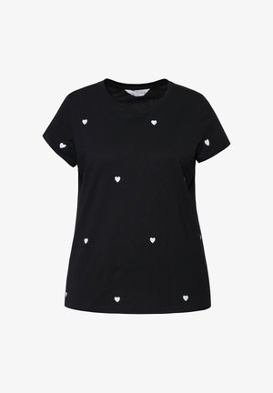 Zwarte katoenen t-shirt met verspreide witte hartvormige patronen, korte mouwen en een ronde hals. Zachte textuur en casual ontwerp.