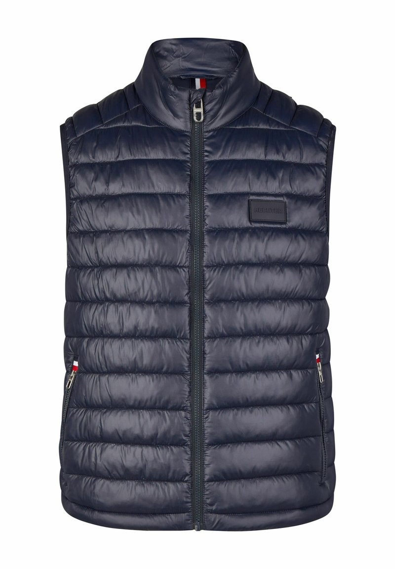 Navy Steppweste mit hohem Kragen, Reißverschluss vorne und horizontalen Nähten. Mit einem Markenetikett und seitlichen Taschen mit kontrastierenden Akzenten.