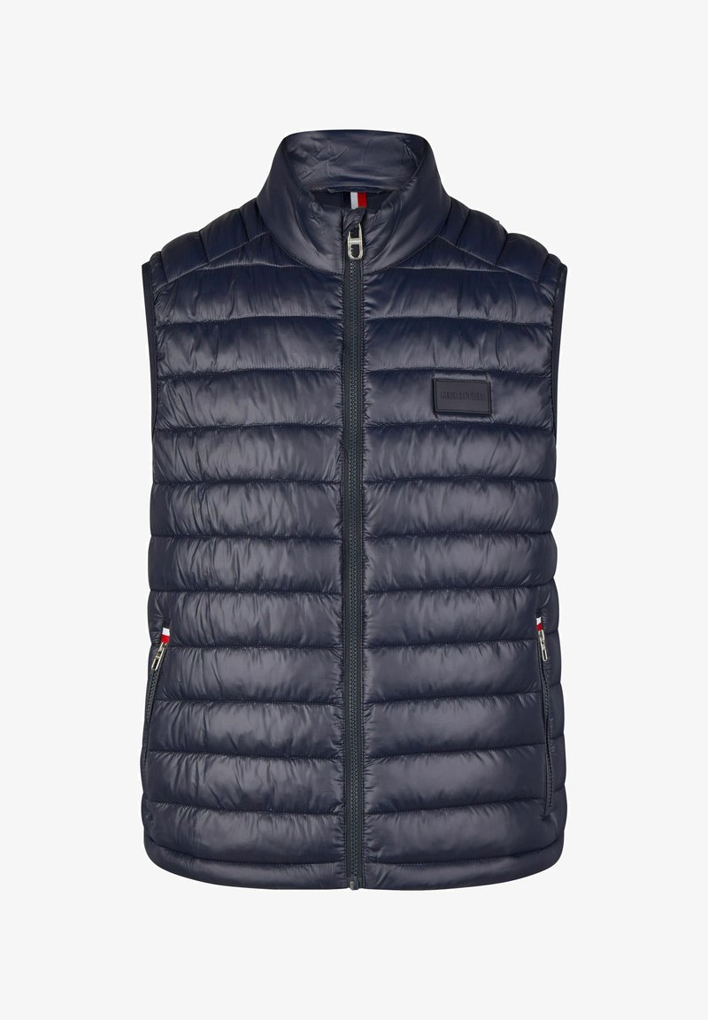 Navy Steppweste mit hohem Kragen, Reißverschluss vorne und horizontalen Nähten. Mit einem Markenetikett und seitlichen Taschen mit kontrastierenden Akzenten.