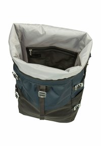 Zaino in tessuto blu navy e nero, con apertura superiore e fodera grigia, presenta una tasca interna in rete e spallacci regolabili sui lati.