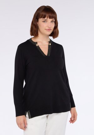 Maglione nero a maniche lunghe con scollatura a V, accentuazione metallica sul collo, bordo testurizzato e spacco laterale. Materiale morbido con vestibilità comoda.