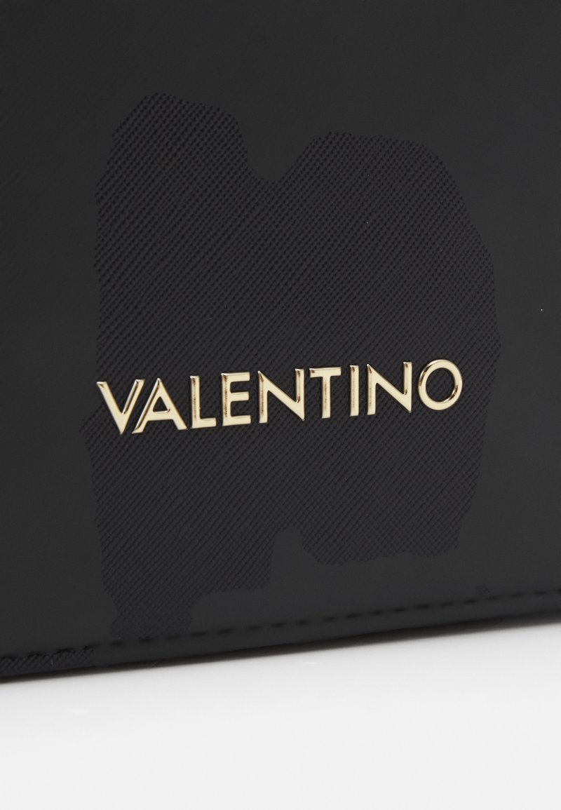 Portafoglio in materiale nero texturizzato con un prominente logo dorato "VALENTINO". Accentuato da sottili motivi tonali. Forma rettangolare.