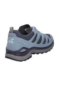 Chaussure de randonnée bleu clair et bleu marine foncé avec des panneaux en daim et en maille, semelle épaisse à crampons, et une languette à l'arrière.