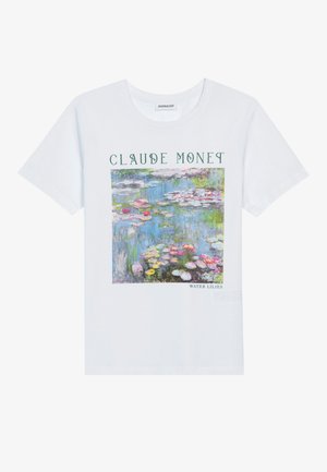Wit T-shirt met Claude Monet tekst en een kleurrijke print van zijn schilderij Waterlelies op de voorkant.
