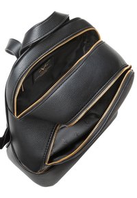 Zwarte lederen rugzak met een gestructureerd oppervlak, voorzien van gouden ritsen en meerdere compartimenten. Binnenzijde gevoerd met stof waarop het merklogo is afgebeeld.