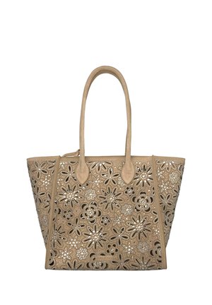 Bolsa tote beige con patrones de recortes florales y dos asas largas, con diseños intrincados cortados con láser y acentos que reflejan la luz.