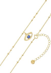 Collana d'oro con catena di perline, dotata di un pendente a forma di occhio, una pietra blu centrale e un'etichetta rotonda con un logo all'estremità.