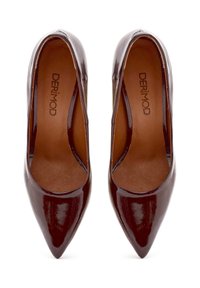Zapatos de tacón con punta afilada en charol burdeos, con un acabado suave y una silueta elegante. El interior presenta un forro de cuero marrón y un logotipo.