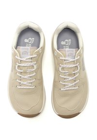 Scarpe sportive beige con tomaia in mesh e suede, lacci bianchi e soletta grigia. Design a punta arrotondata e suola leggera in gomma.