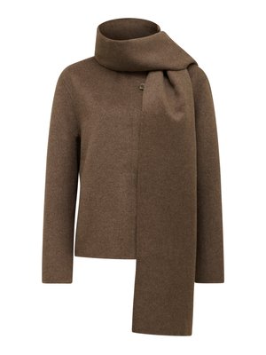 Hnedý vlnený kabát s vysokým golierom a pripevnenou šatkou. Má čistý, minimalistický dizajn, rovný strih a zapínanie na jeden gombík.