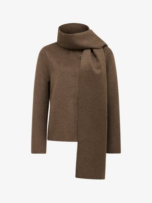 Barna gyapjú kabát magas gallérral és hozzákapcsolt sállal. Tiszta, minimalista dizájn jellemzi, egyenes szabású és egygombos záródású.