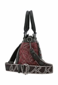 Borsa a tracolla in pelle rossa e grigia con manici neri doppi, cinturino regolabile con motivo e hardware in metallo, caratterizzata da dettagli ricamati.