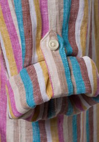 Leinenhemdmanschette mit lebhaften vertikalen Streifen in Pink, Blau, Gelb und Braun, mit einem kleinen cremefarbenen Knopfdetail.