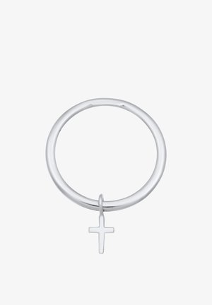Sølvmetal ring med et glat, rundt design, der har en lille korsvedhæng hængende fra det. Overfladen synes poleret og reflekterende.