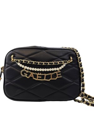 Borsa a tracolla nera in pelle trapuntata con tracolla in catena dorata, dettaglio in perla e lettere dorate che formano la scritta "GAËLLE" sul davanti.