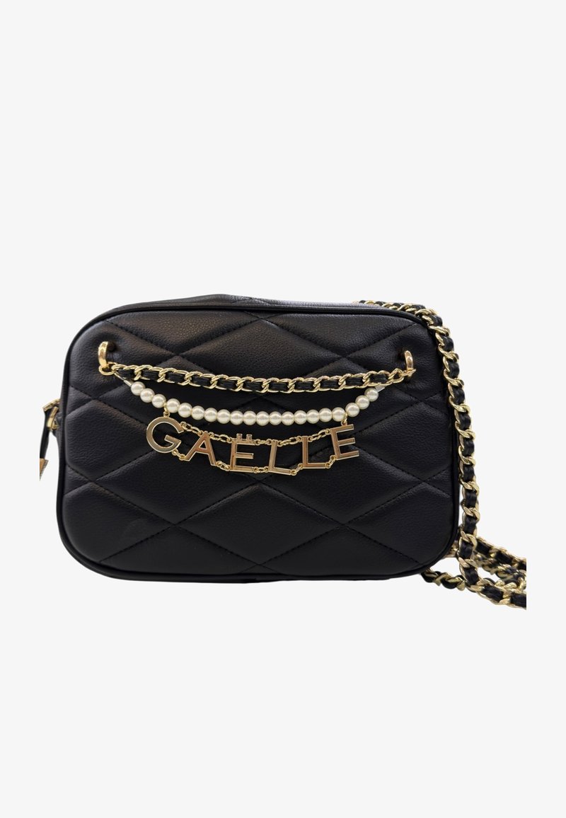 Borsa a tracolla nera in pelle trapuntata con tracolla in catena dorata, dettaglio in perla e lettere dorate che formano la scritta "GAËLLE" sul davanti.
