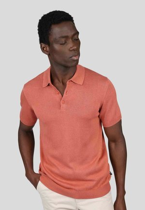 Polo à manches courtes en tissu tricoté corail avec col évasé, patte de boutonnage à trois boutons et ourlet côtelé, conçu pour une silhouette ajustée.