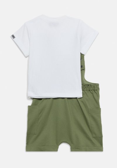Λευκό μπλουζάκι με κοντά μανίκια σετ με πράσινο σκηνάκι με πλαϊνές τσέπες και τιράντες με κουμπιά.