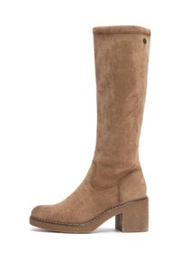 Bota marrón de ante hasta la rodilla con tacón cuadrado, punta redondeada y costuras visibles a lo largo de la suela. Textura suave con un brillo sutil.
