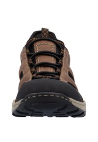 Brauner Wanderschuh mit Obermaterial aus Wildleder und Mesh, schwarzem Gummizehenkappe, orangefarbener Naht und strukturiertem Profil.