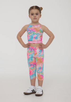 Abbigliamento sportivo colorato con un design a macchie rosa e blu, composto da un crop top abbinato e leggings capri con vita elastica.