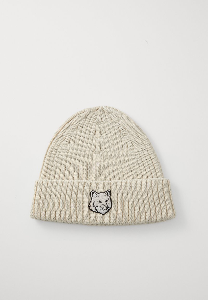 Gorro de punto en beige con textura de canalé y un puño doblado. Presenta un gráfico de zorro bordado en negro en el frente.