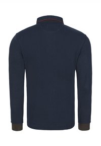 Námořnicky modrá košile s dlouhým rukávem a límečkem, s hnědými manžetami a kontrastním detailem na vnitřní straně límce. Hladká textura, jednoduchý design.