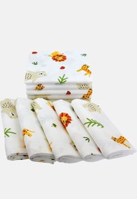 Des tissus en muslin de coton empilés, présentant des motifs d'animaux colorés sur un fond blanc, avec une finition douce et texturée.