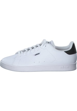 Zapatillas deportivas blancas con parte superior de cuero liso, seis ojales, cuello acolchado y sutil acento negro en el talón.