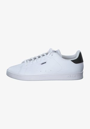 Baskets blanches avec une tige en cuir lisse, six œillets, un col rembourré et un subtil accent noir au niveau du talon.