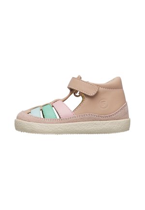 Sandalette für Kleinkinder mit weicher Sohle, aus rosa Leder, mit pastellmintfarbenen, blauen und rosa Riemen, Wildledereinfassung und Klettverschluss am Knöchel.