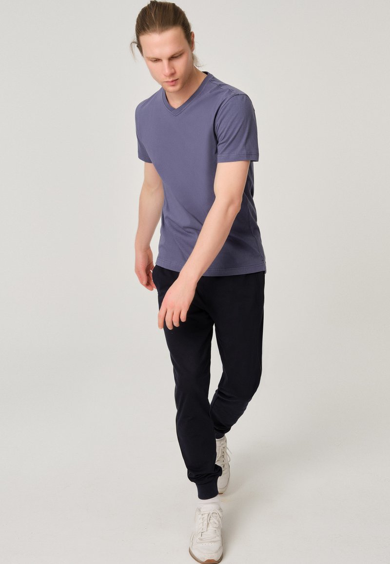 Herren Trainingsanzüge | DAGI Jogginghose navy blue/dunkelblau - JL20370 Herren Trainingsanzüge | DAGI Jogginghose navy blue/dunkelblau - JL20370