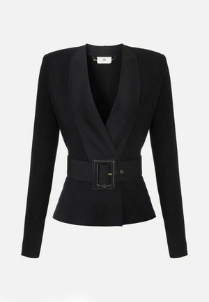 Blazer nero su misura con maniche lunghe, ampi revers e cintura coordinata con fibbia rettangolare in vita.