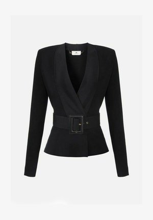 Blazer nero su misura con maniche lunghe, ampi revers e cintura coordinata con fibbia rettangolare in vita.