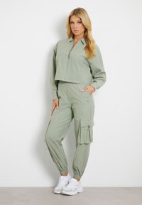 Guess MID WAIST  - Pantaloni cargo - hellgrün