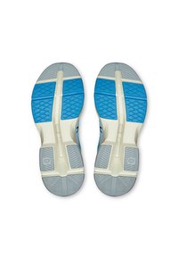 Semelles de chaussures avec un design bleu et gris, présentant un motif texturé, du caoutchouc segmenté pour l'adhérence, et une semelle intermédiaire blanche.