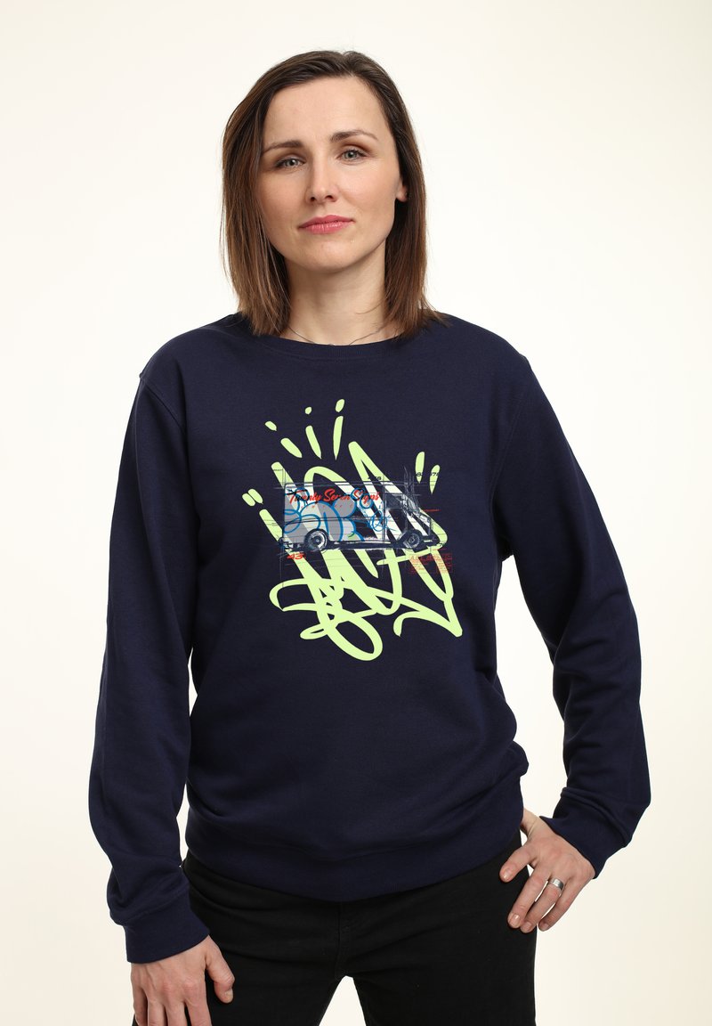 Felpa navy realizzata in un tessuto morbido, caratterizzata da una grande grafica astratta verde e blu con un design ispirato al graffiti sul davanti.