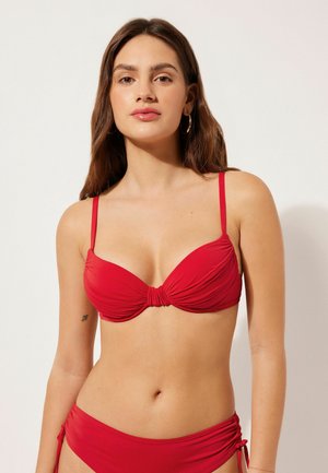 Roter Bikini mit einem geknoteten Mittelteil, dünnen verstellbaren Trägern und strukturiertem Stoff. Das Design verfügt über eine dreieckige Form für das Oberteil.
