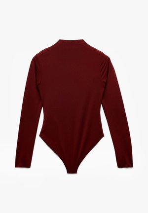 Bodysuit en burdeos oscuro, con mangas largas, un cuello alto y un diseño ajustado con un fondo en forma de V profunda. Tejido suave y elástico.