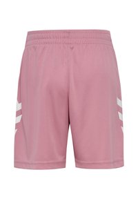 Rosa Sportshorts mit elastischem Bund und weißen, schrägen Streifen an den Seiten, dargestellt vor weißem Hintergrund.