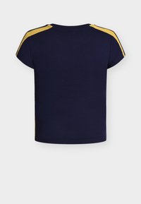 Tricou cu mâneci scurte, albastru închis, cu dungi galbene de-a lungul cusăturilor umerilor, văzut din spate pe un fundal alb.