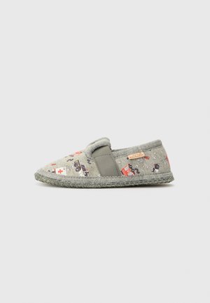 Grå stofslipper med et trykt mønster af forskellige køretøjer og ikoner, med en tekstureret sål og elastisk sidepanel for komfort.