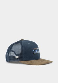 Blauer Denim-Cap mit beigem Wildlederschirm, Mesh-Seiten und einem gestickten Motorraddesign auf der Vorderseite. Verfügt über einen Snapback-Verschluss.