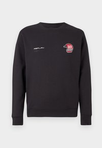 Fekete kapucnis pulóver, pamut keverékből készült, kerek nyakkivágással, hosszú ujjakkal, és egy piros grafikával, amelyen egy kockás mintás sisak látható. Logó a mellkason.